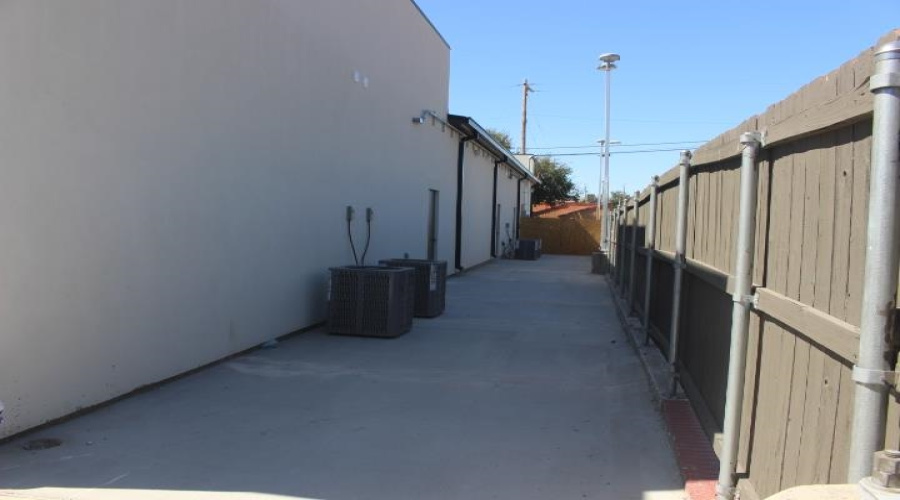 1113 San Bernardo Ave, Laredo, Texas 78040, 1 Room Rooms,1 BathroomBathrooms,Commercial retail/office,For Rent,1113 San Bernardo Ave,20260856