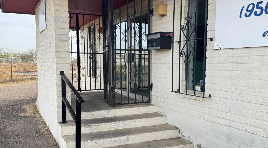 8701 Las Cruces Dr, Laredo, Texas 78045, 1 Bedroom Bedrooms, 1 Room Rooms,2 BathroomsBathrooms,Commercial/industrial,For Rent,8701 Las Cruces Dr,20260870