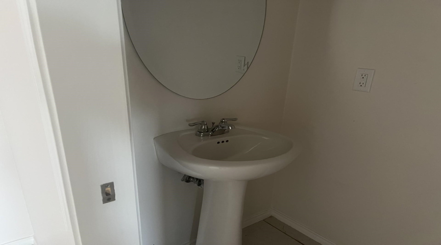 201 Welland Dr., Laredo, Texas 78045, 3 Bedrooms Bedrooms, 5 Rooms Rooms,2 BathroomsBathrooms,Residential,For Rent,201 Welland Dr.,20260862