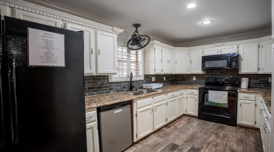 101 Martingale Ln, LAREDO, Texas 78041, 3 Bedrooms Bedrooms, 8 Rooms Rooms,3 BathroomsBathrooms,Residential,For Sale,101 Martingale Ln,20260869