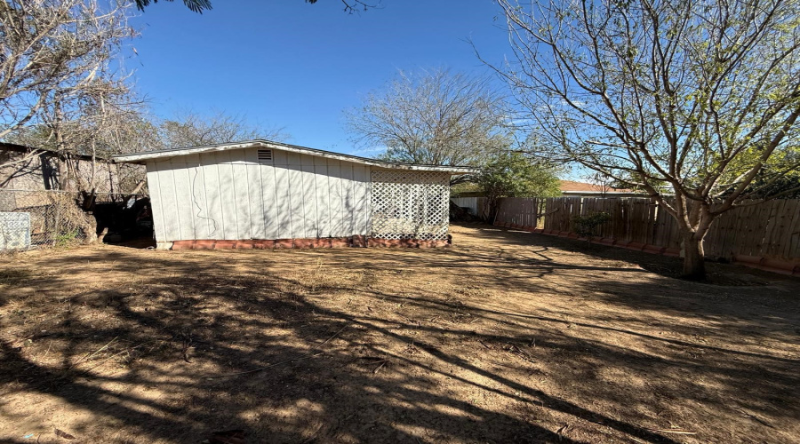 206 S Tapeyste Ave, Laredo, Texas 78046, 1 Bedroom Bedrooms, 2 Rooms Rooms,1 BathroomBathrooms,Residential,For Sale,206 S Tapeyste Ave,20260875