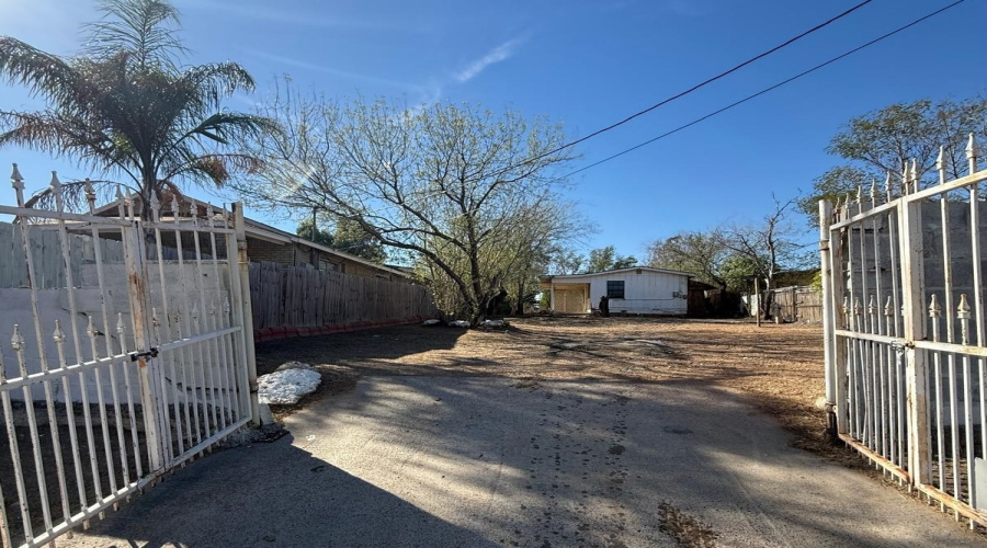 206 S Tapeyste Ave, Laredo, Texas 78046, 1 Bedroom Bedrooms, 2 Rooms Rooms,1 BathroomBathrooms,Residential,For Sale,206 S Tapeyste Ave,20260875