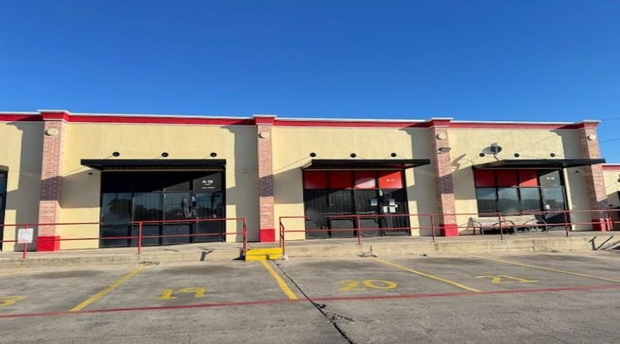 3210 Jaime Zapata Memorial Hwy, Laredo, Texas 78043, 6 Rooms Rooms,3 BathroomsBathrooms,Commercial retail/office,For Rent,3210 Jaime Zapata Memorial Hwy,20260876