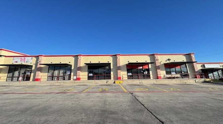 3210 Jaime Zapata Memorial Hwy, Laredo, Texas 78043, 6 Rooms Rooms,3 BathroomsBathrooms,Commercial retail/office,For Rent,3210 Jaime Zapata Memorial Hwy,20260876