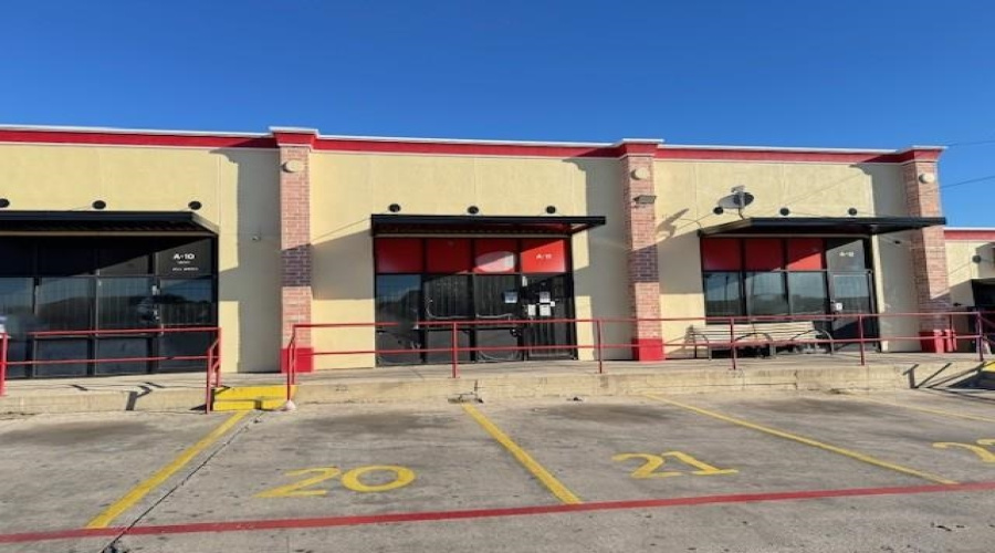 3210 Jaime Zapata Memorial Hwy, Laredo, Texas 78043, 6 Rooms Rooms,1 BathroomBathrooms,Commercial retail/office,For Rent,3210 Jaime Zapata Memorial Hwy,20260886