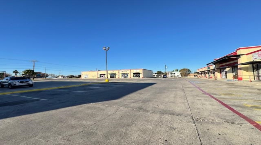 3210 Jaime Zapata Memorial Hwy, Laredo, Texas 78043, 6 Rooms Rooms,1 BathroomBathrooms,Commercial retail/office,For Rent,3210 Jaime Zapata Memorial Hwy,20260886