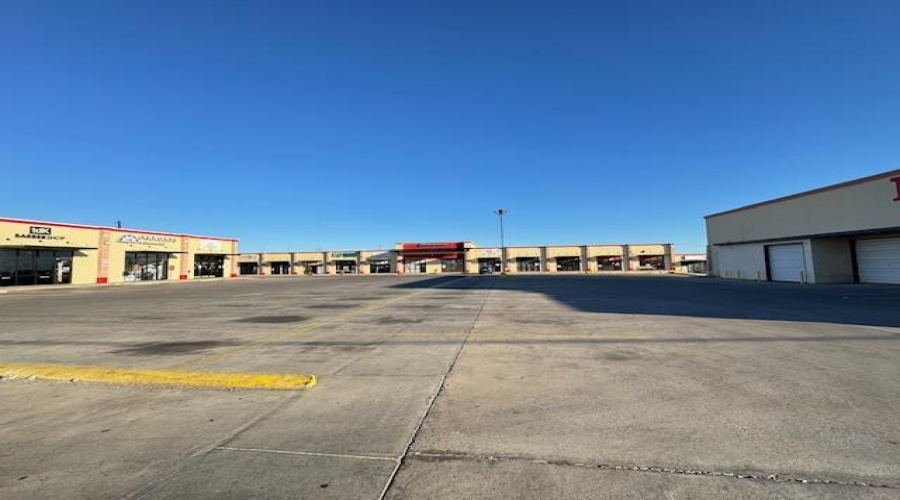 3210 Jaime Zapata Memorial Hwy, Laredo, Texas 78043, 6 Rooms Rooms,1 BathroomBathrooms,Commercial retail/office,For Rent,3210 Jaime Zapata Memorial Hwy,20260887
