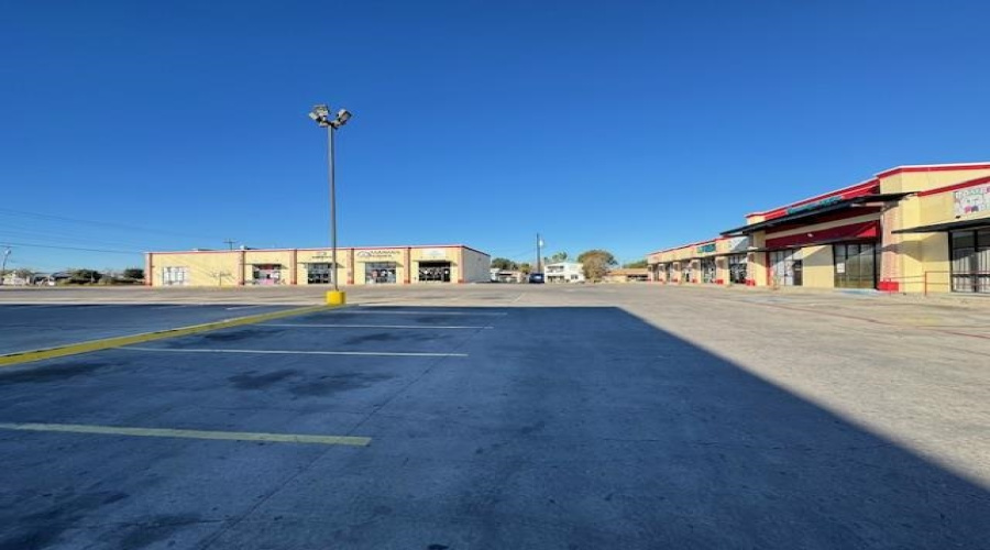 3210 Jaime Zapata Memorial Hwy, Laredo, Texas 78043, 6 Rooms Rooms,1 BathroomBathrooms,Commercial retail/office,For Rent,3210 Jaime Zapata Memorial Hwy,20260887