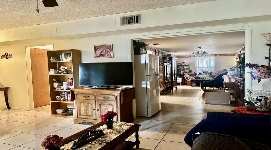 2518 E Lyon St, Laredo, Texas 78043, 3 Bedrooms Bedrooms, 9 Rooms Rooms,2 BathroomsBathrooms,Residential,For Sale,2518 E Lyon St,20260880