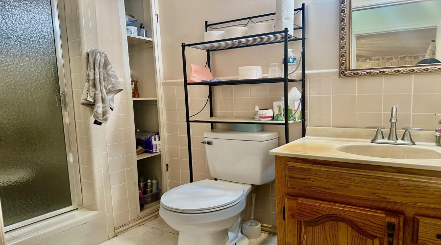 2518 E Lyon St, Laredo, Texas 78043, 3 Bedrooms Bedrooms, 9 Rooms Rooms,2 BathroomsBathrooms,Residential,For Sale,2518 E Lyon St,20260880