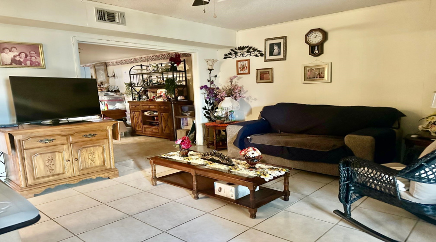 2518 E Lyon St, Laredo, Texas 78043, 3 Bedrooms Bedrooms, 9 Rooms Rooms,2 BathroomsBathrooms,Residential,For Sale,2518 E Lyon St,20260880