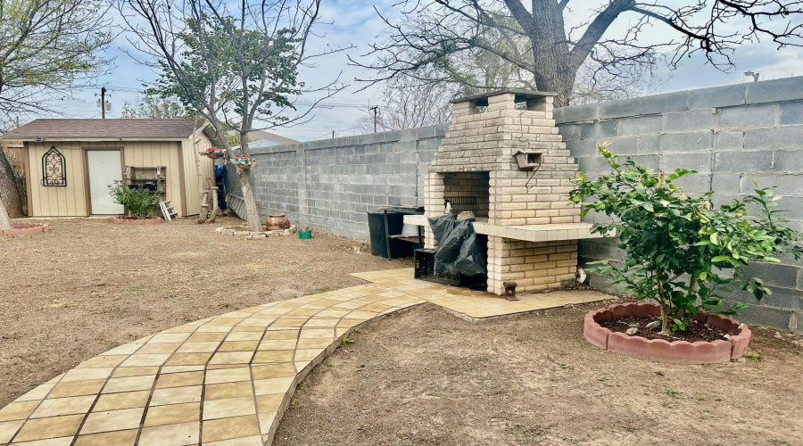 2518 E Lyon St, Laredo, Texas 78043, 3 Bedrooms Bedrooms, 9 Rooms Rooms,2 BathroomsBathrooms,Residential,For Sale,2518 E Lyon St,20260880