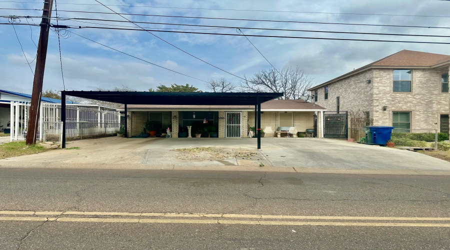 2518 E Lyon St, Laredo, Texas 78043, 3 Bedrooms Bedrooms, 9 Rooms Rooms,2 BathroomsBathrooms,Residential,For Sale,2518 E Lyon St,20260880