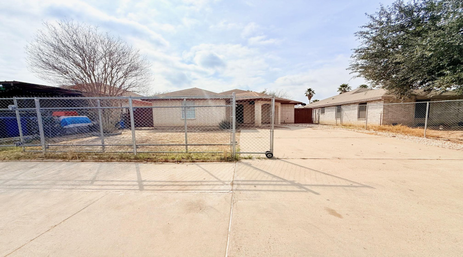 135 Murcia Dr, Laredo, Texas 78046, 3 Bedrooms Bedrooms, 6 Rooms Rooms,2 BathroomsBathrooms,Residential,For Sale,135 Murcia Dr,20260894