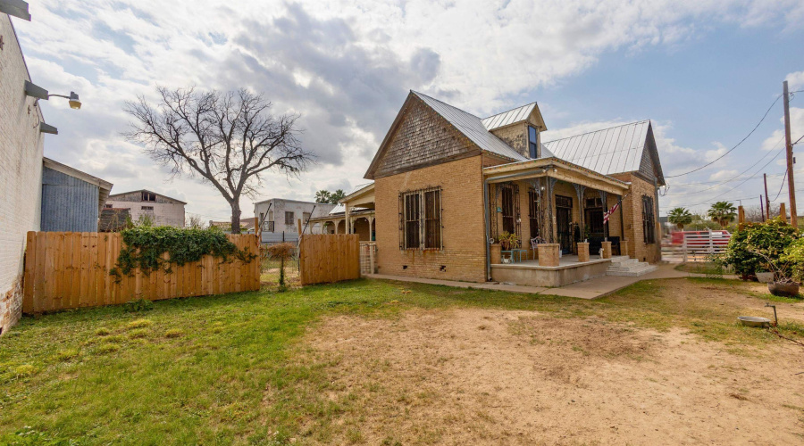 505 Lincoln St, Laredo, Texas 78041-6036, 3 Bedrooms Bedrooms, 6 Rooms Rooms,2 BathroomsBathrooms,Residential,For Sale,505 Lincoln St,20260896