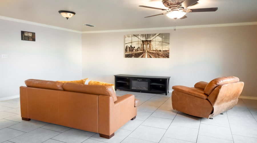 9805 Sterling Lp, Laredo, Texas 78045, 3 Bedrooms Bedrooms, 5 Rooms Rooms,2 BathroomsBathrooms,Residential,For Rent,9805 Sterling Lp,20260904