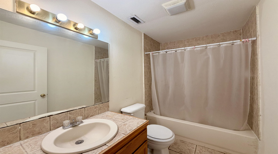 3272 Saint Kathryn Lp, Laredo, Texas 78046, 4 Bedrooms Bedrooms, 5 Rooms Rooms,2 BathroomsBathrooms,Residential,For Sale,3272 Saint Kathryn Lp,20260905