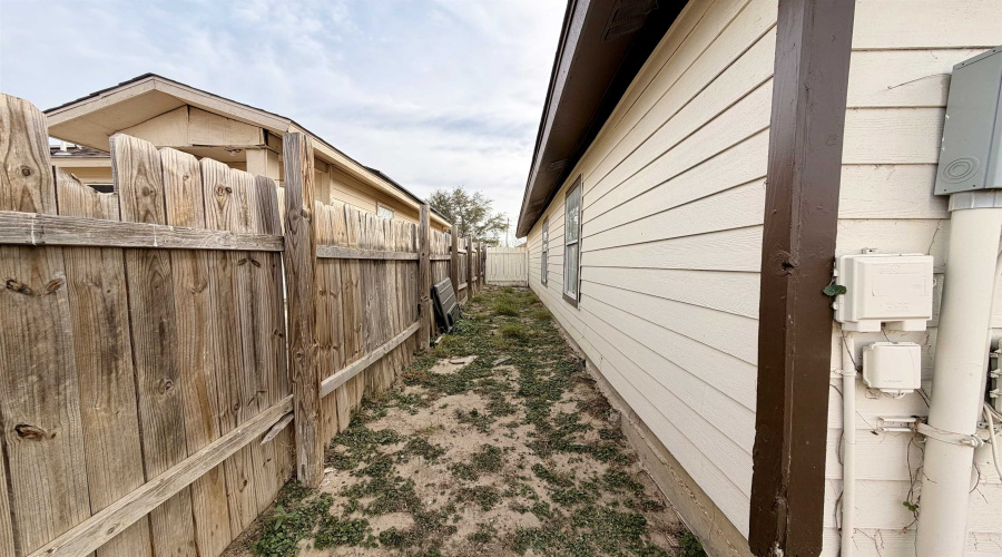 3272 Saint Kathryn Lp, Laredo, Texas 78046, 4 Bedrooms Bedrooms, 5 Rooms Rooms,2 BathroomsBathrooms,Residential,For Sale,3272 Saint Kathryn Lp,20260905