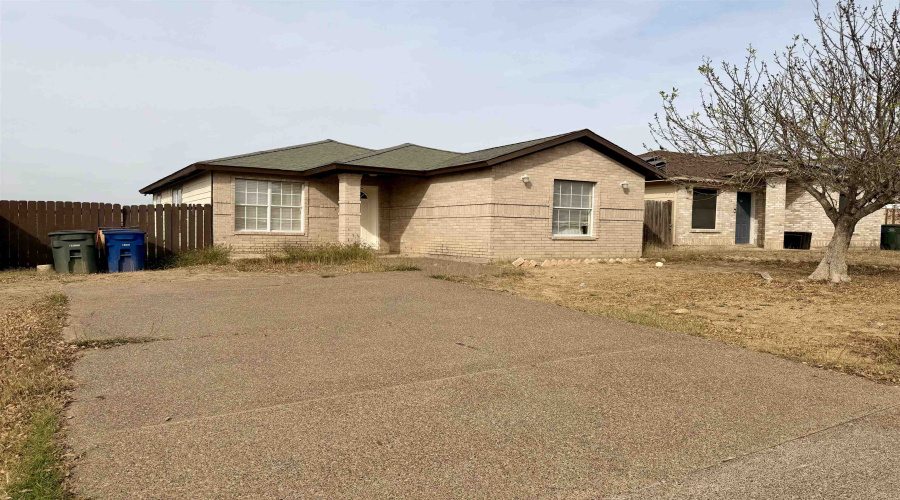 3272 Saint Kathryn Lp, Laredo, Texas 78046, 4 Bedrooms Bedrooms, 5 Rooms Rooms,2 BathroomsBathrooms,Residential,For Sale,3272 Saint Kathryn Lp,20260905
