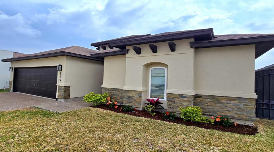 725 Cavatina Dr., Laredo, Texas 78045, 3 Bedrooms Bedrooms, 5 Rooms Rooms,2 BathroomsBathrooms,Residential,For Sale,725 Cavatina Dr.,20260908