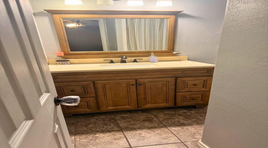 174 E Park Dr, Zapata, Texas 78076, 2 Bedrooms Bedrooms, 3 Rooms Rooms,1 BathroomBathrooms,Residential,For Sale,174 E Park Dr,20260915