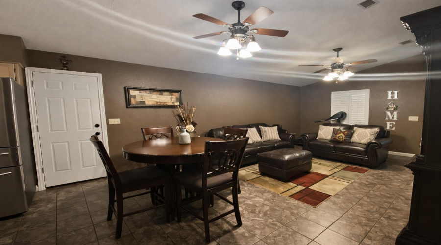 174 E Park Dr, Zapata, Texas 78076, 2 Bedrooms Bedrooms, 3 Rooms Rooms,1 BathroomBathrooms,Residential,For Sale,174 E Park Dr,20260915