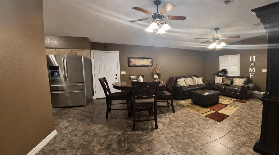 174 E Park Dr, Zapata, Texas 78076, 2 Bedrooms Bedrooms, 3 Rooms Rooms,1 BathroomBathrooms,Residential,For Sale,174 E Park Dr,20260915