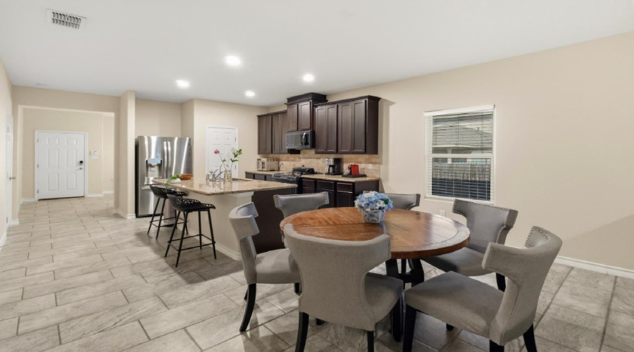 621 Montera Dr., Laredo, Texas 78045, 3 Bedrooms Bedrooms, 5 Rooms Rooms,2 BathroomsBathrooms,Residential,For Sale,621 Montera Dr.,20260918