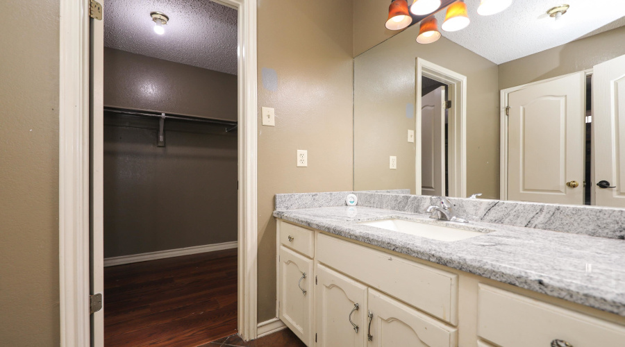 2113 Silverwood Dr, Laredo, Texas 78045, 3 Bedrooms Bedrooms, 7 Rooms Rooms,2 BathroomsBathrooms,Residential,For Sale,2113 Silverwood Dr,20260920