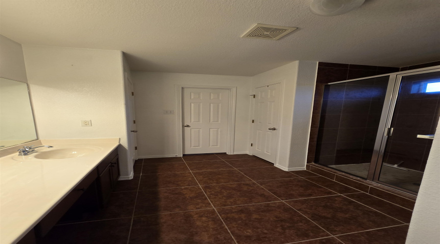 123 Veracruz Dr., Laredo, Texas 78045-6646, 4 Bedrooms Bedrooms, 8 Rooms Rooms,3 BathroomsBathrooms,Residential,For Rent,123 Veracruz Dr.,20253605