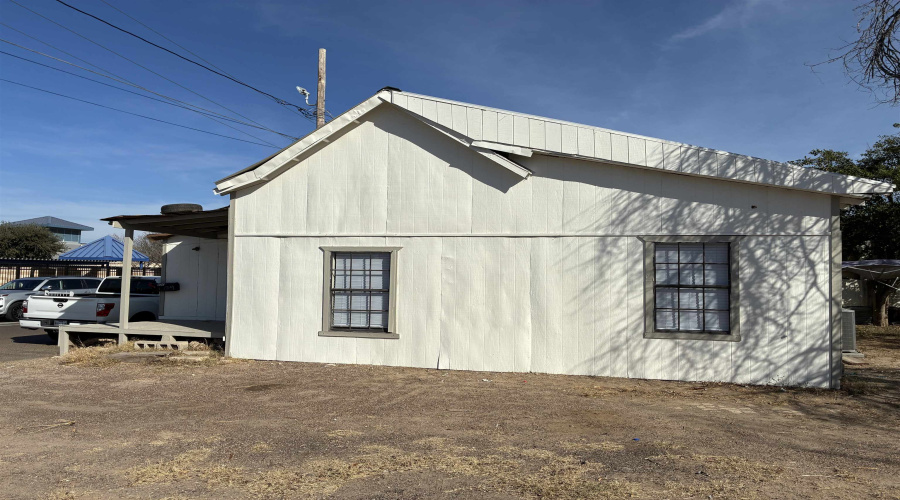 1509 Monterrey Ave, LAREDO, Texas 78040, 2 Bedrooms Bedrooms, 4 Rooms Rooms,1 BathroomBathrooms,Residential,For Rent,1509 Monterrey Ave,20260928