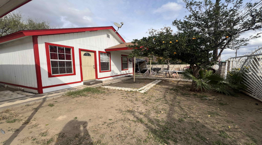 310 W Frost St, Laredo, Texas 78040-2124, 2 Bedrooms Bedrooms, 4 Rooms Rooms,1 BathroomBathrooms,Residential,For Sale,310 W Frost St,20260931