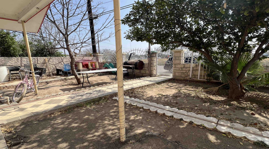 310 W Frost St, Laredo, Texas 78040-2124, 2 Bedrooms Bedrooms, 4 Rooms Rooms,1 BathroomBathrooms,Residential,For Sale,310 W Frost St,20260931