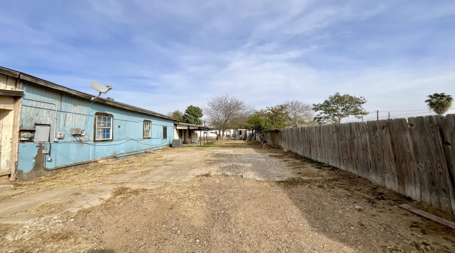 302 E San Jose St, Laredo, Texas 78040, ,Multi-family,For Sale,302 E San Jose St,20260941