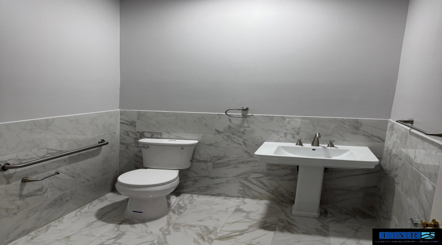 1901 Chihuahua St, Laredo, Texas 78043, ,2 BathroomsBathrooms,Commercial retail/office,For Rent,1901 Chihuahua St,20260954