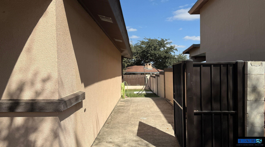1021 Savannah Lp, laredo, Texas 78046, 3 Bedrooms Bedrooms, 5 Rooms Rooms,2 BathroomsBathrooms,Residential,For Rent,1021 Savannah Lp,20260945