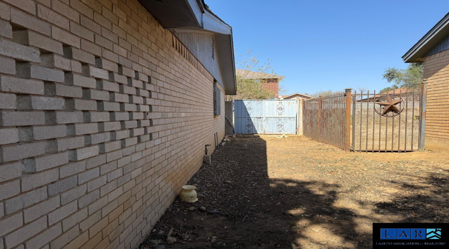 1504 Hibiscus Ln, Laredo, Texas 78041, 3 Bedrooms Bedrooms, 5 Rooms Rooms,2 BathroomsBathrooms,Residential,For Sale,1504 Hibiscus Ln,20260948