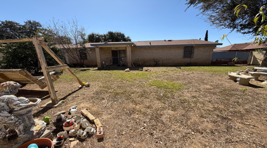 1504 Hibiscus Ln, Laredo, Texas 78041, 3 Bedrooms Bedrooms, 5 Rooms Rooms,2 BathroomsBathrooms,Residential,For Sale,1504 Hibiscus Ln,20260948