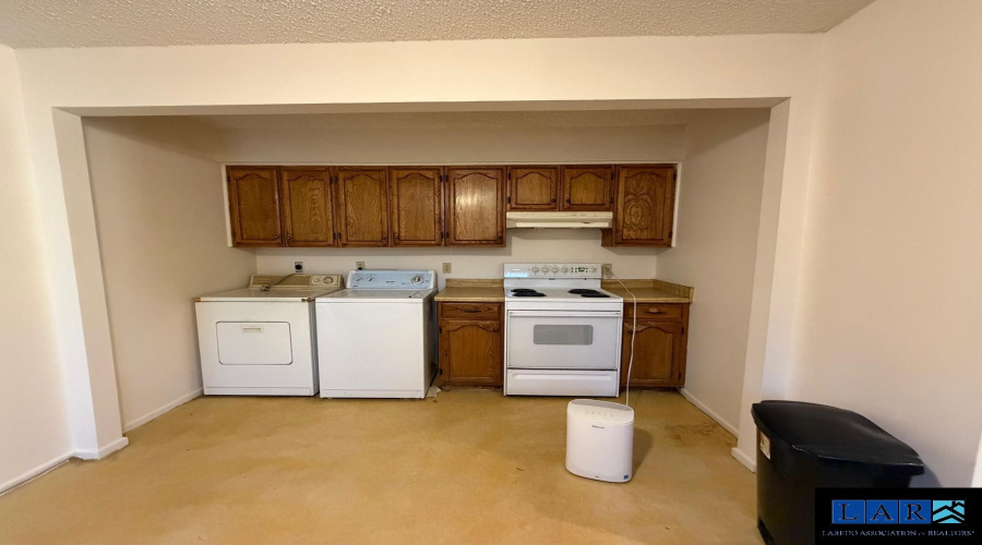 1504 Hibiscus Ln, Laredo, Texas 78041, 3 Bedrooms Bedrooms, 5 Rooms Rooms,2 BathroomsBathrooms,Residential,For Sale,1504 Hibiscus Ln,20260948