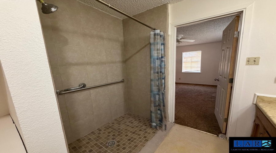 1504 Hibiscus Ln, Laredo, Texas 78041, 3 Bedrooms Bedrooms, 5 Rooms Rooms,2 BathroomsBathrooms,Residential,For Sale,1504 Hibiscus Ln,20260948