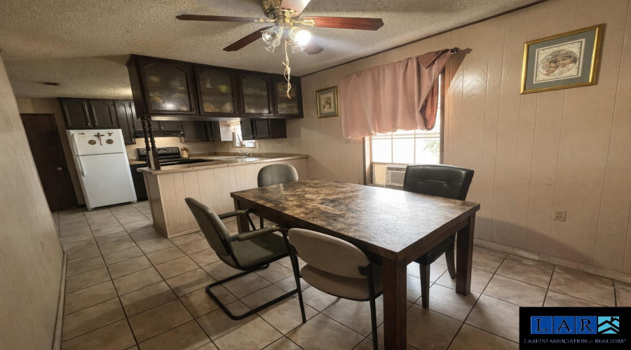 1702 Elm St, Zapata, Texas 78076, 6 Bedrooms Bedrooms, 10 Rooms Rooms,4 BathroomsBathrooms,Residential,For Sale,1702 Elm St,20260951