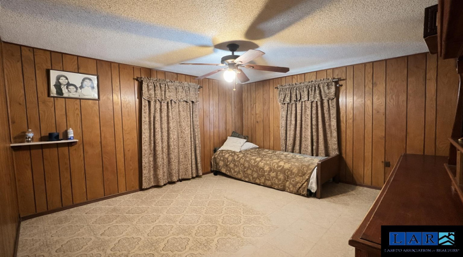 1702 Elm St, Zapata, Texas 78076, 6 Bedrooms Bedrooms, 10 Rooms Rooms,4 BathroomsBathrooms,Residential,For Sale,1702 Elm St,20260951