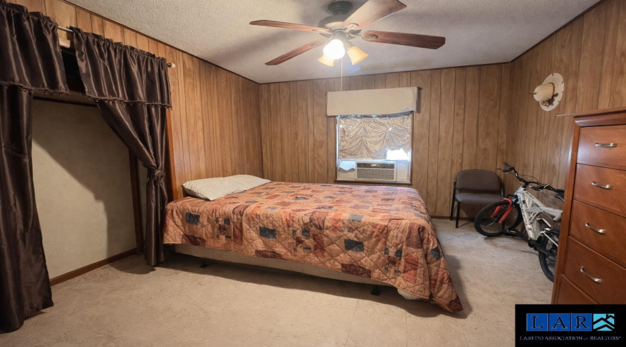 1702 Elm St, Zapata, Texas 78076, 6 Bedrooms Bedrooms, 10 Rooms Rooms,4 BathroomsBathrooms,Residential,For Sale,1702 Elm St,20260951