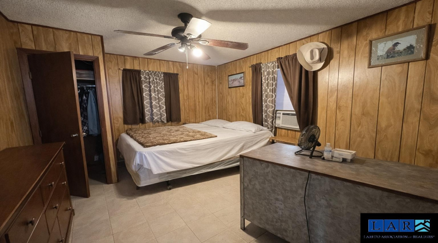 1702 Elm St, Zapata, Texas 78076, 6 Bedrooms Bedrooms, 10 Rooms Rooms,4 BathroomsBathrooms,Residential,For Sale,1702 Elm St,20260951