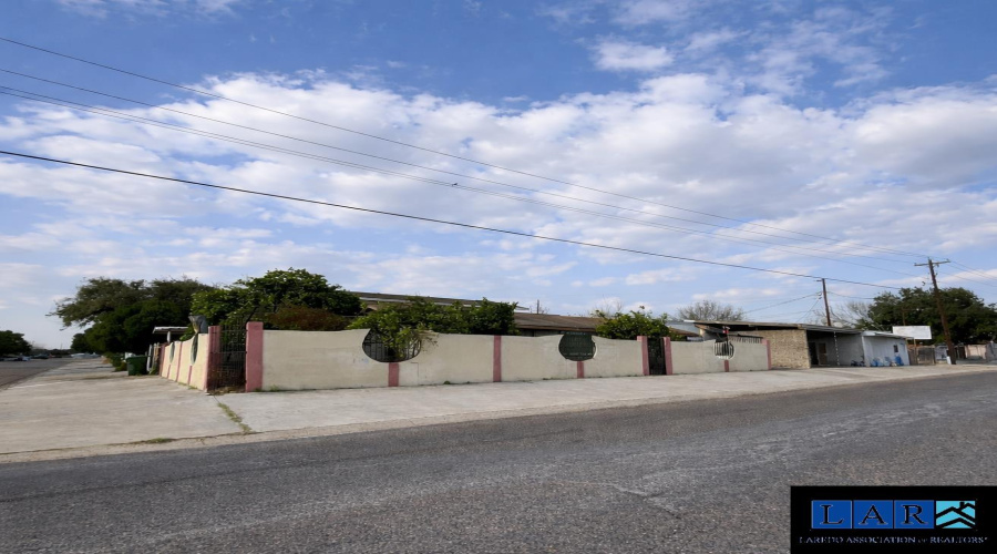 1702 Elm St, Zapata, Texas 78076, 6 Bedrooms Bedrooms, 10 Rooms Rooms,4 BathroomsBathrooms,Residential,For Sale,1702 Elm St,20260951