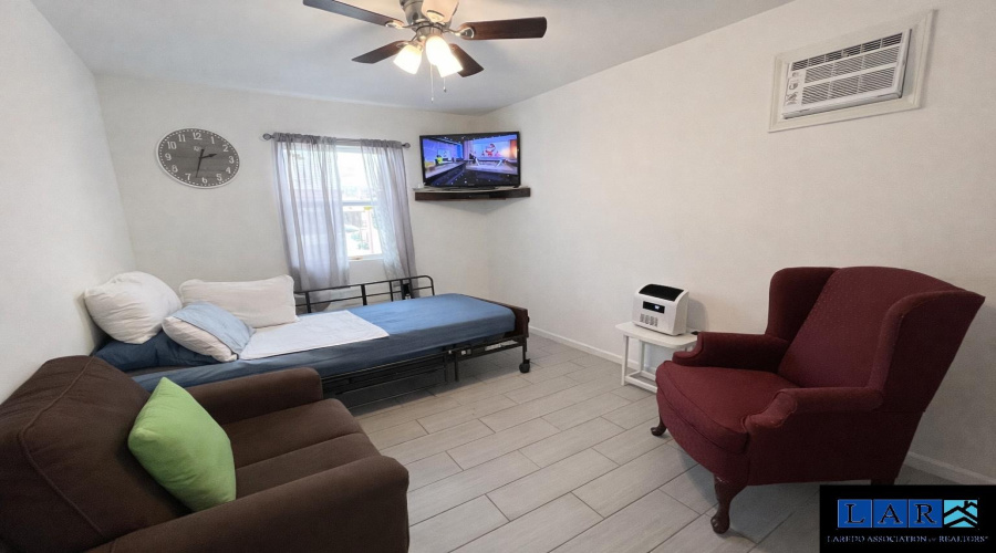 1702 Elm St, Zapata, Texas 78076, 6 Bedrooms Bedrooms, 10 Rooms Rooms,4 BathroomsBathrooms,Residential,For Sale,1702 Elm St,20260951