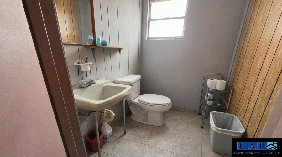 1702 Elm St, Zapata, Texas 78076, 6 Bedrooms Bedrooms, 10 Rooms Rooms,4 BathroomsBathrooms,Residential,For Sale,1702 Elm St,20260951