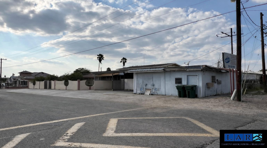 1702 Elm St, Zapata, Texas 78076, 6 Bedrooms Bedrooms, 10 Rooms Rooms,4 BathroomsBathrooms,Residential,For Sale,1702 Elm St,20260951