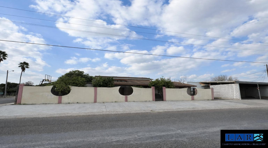 1702 Elm St, Zapata, Texas 78076, 6 Bedrooms Bedrooms, 10 Rooms Rooms,4 BathroomsBathrooms,Residential,For Sale,1702 Elm St,20260951