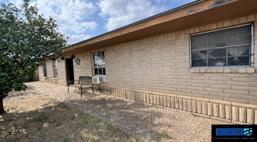 1702 Elm St, Zapata, Texas 78076, 6 Bedrooms Bedrooms, 10 Rooms Rooms,4 BathroomsBathrooms,Residential,For Sale,1702 Elm St,20260951